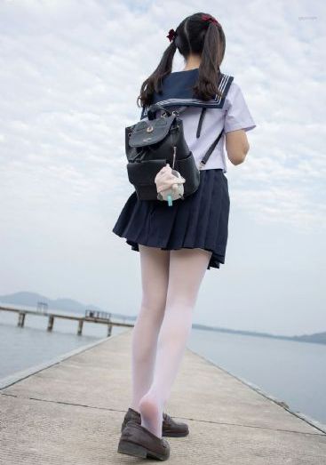 边亲边把手放衣服里发出声音